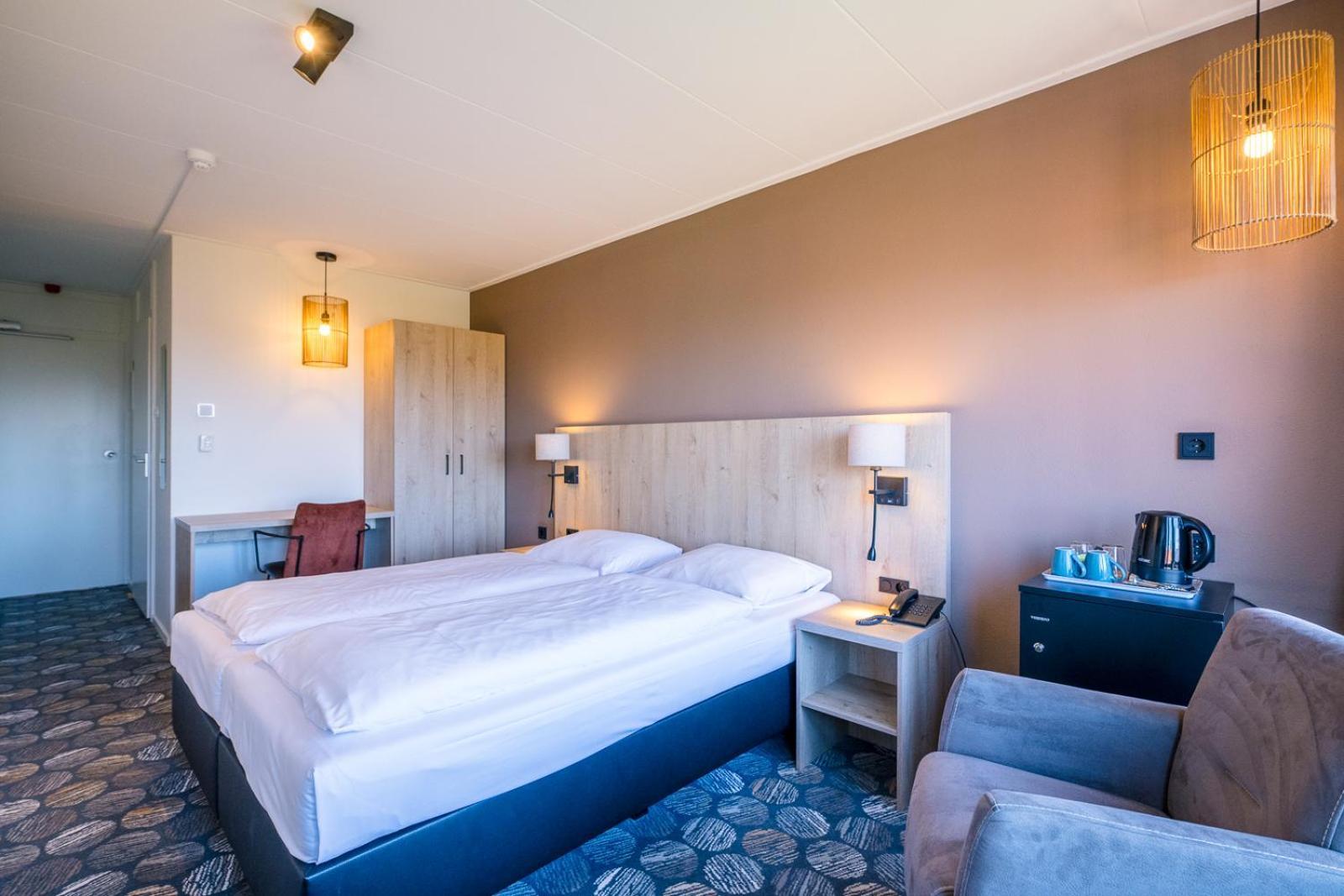 Hotel Hofker Нес Экстерьер фото